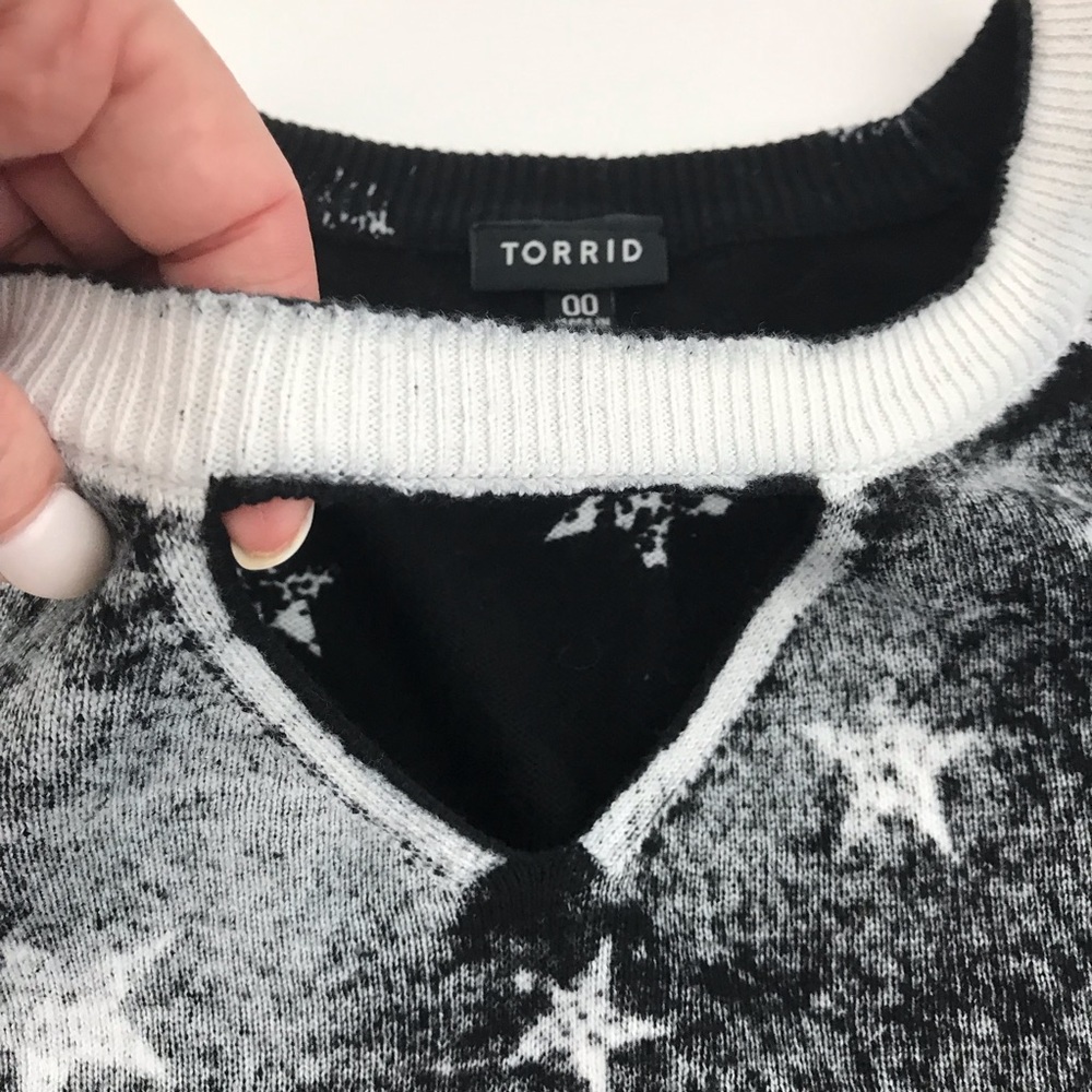 torrid 00X Black and White Star Print cut out Sweater - Picture 7 of 8